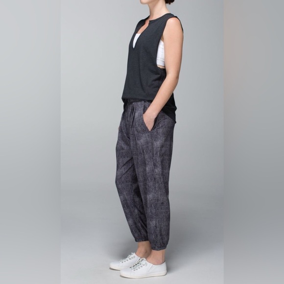 Lululemon Rollin' With My Omies Pant- Burlap Texture Black Dune/ Size 4 (FLAWED) - Picture 3 of 13